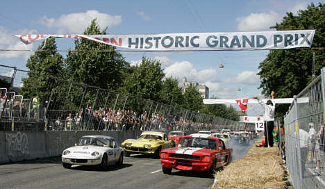 I samtlige klasser i Copenhagen Historic Grand Prix blev der kæmpet hårdt. Hér går starten på GTS-klassen, hvor den senere vinder, hollænderen Michiel Campagne i den gule Corvette Sting Ray startede fra tredjepladsen.
